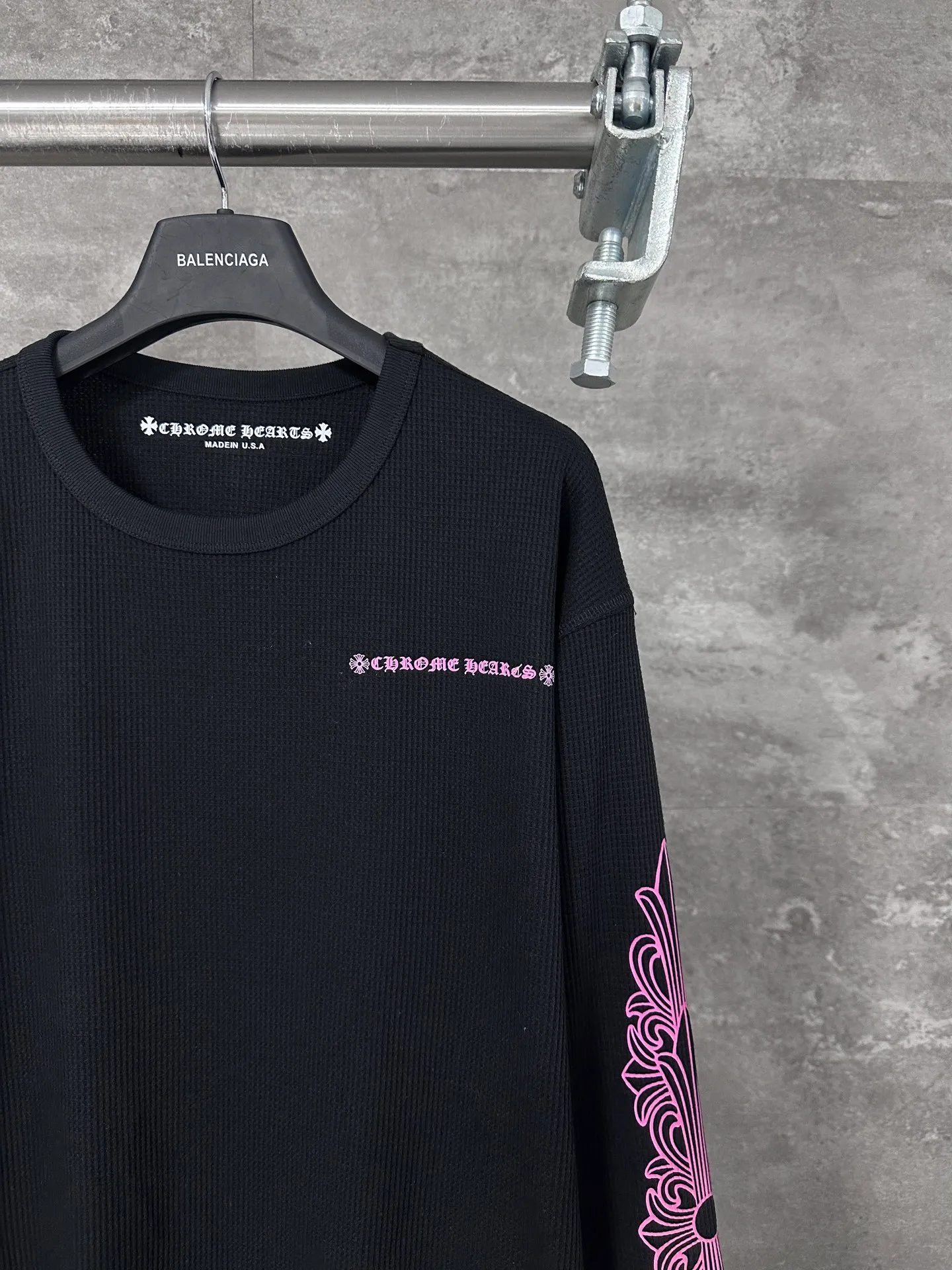P230 💰 Chrome Hearte/Chrome Heart 25SS New Pink Letter Sanskrit Waffle Long Sleeve CH New Pink Letter Sanskrit Waffle Long Sleeve. Full size shipped. The original version was purchased from Hangzhou National Specialty School for 18000. The fabric is made of 280 grams of cotton waffle material. The printing uses white ink heat transfer technology. Piece cutting + garment printing. (piece pressing + semi-finished product machine pressing). Customized accessories. Same style for men and women. Work details and texture are very good Size: S M L